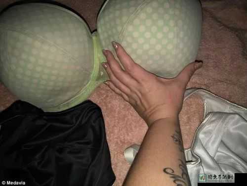 把奶罩脱了把腿扒开露出双乳，那个瞬间让千万人热议