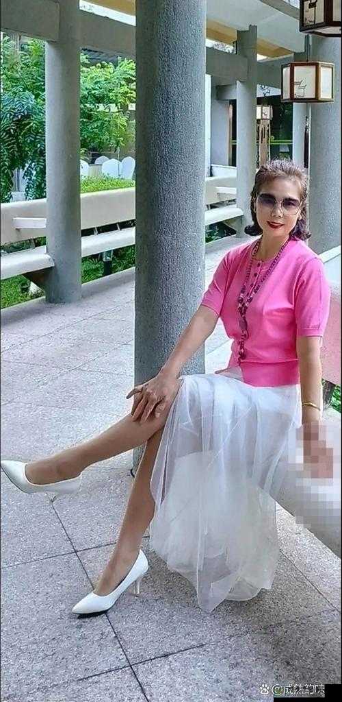 60岁老熟女A片免费观看引热议，社会如何正视女性晚年价值？