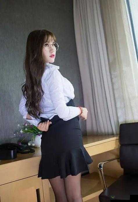 美女露出胸给男人玩背后：当代社会现象的深层剖析