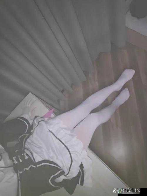 白丝🌸扒腿爽出白色液体视频爆火背后：网络热梗与社会现象的深层关联