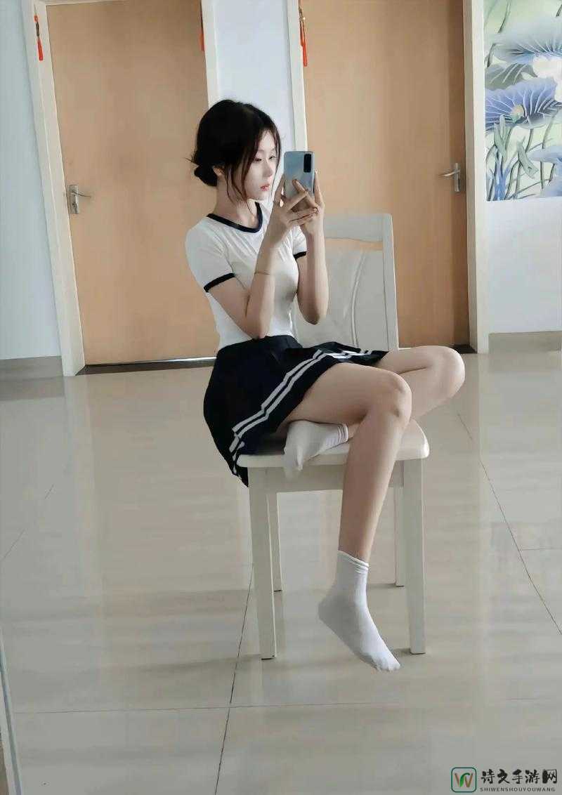 美女校花🌸张开腿让我❌视频爆火背后：一场真与假的全民思辨战