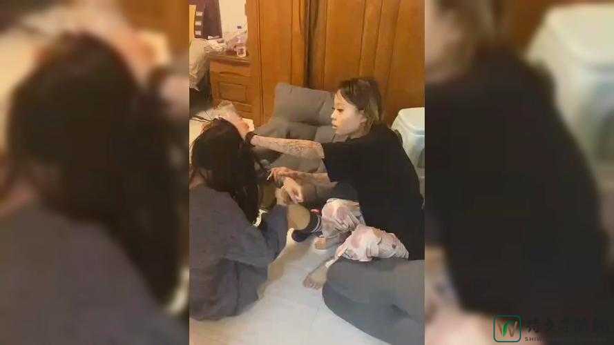 女性校园欺凌㊙️密视频曝光背后的姐妹情深，我们该如何面对？