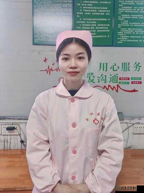年轻娇小亚洲护士背后的坚韧力量：医疗前线的温柔守护者